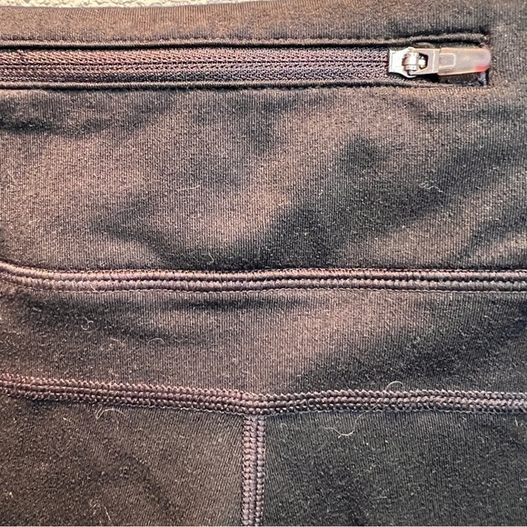 NIKE DRI FIT RUNNING LEGGINGS W/Reflective safety dots. Zip Pocket. Size Medium - Picture 7 of 8